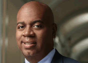 Newark Mayor Files Lawsuit After Detainment at Immigration Facility